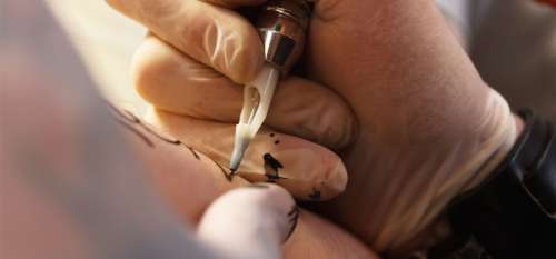 Un tatoueur se fait encrer 95 % du corps et révèle à quoi il ressemblait il y a seulement 5 ans