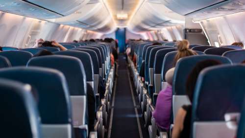 Une femme se plaint que ses fesses ne rentrent pas dans un siège d’avion – « Les corps changent, les avions doivent aussi changer »