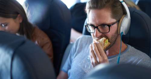 Un homme se demande s’il est un con pour avoir mangé un hamburger à côté d’un végétarien pendant un vol