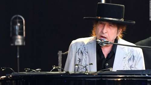 Bob Dylan s’excuse d’avoir utilisé un appareil d’ouverture automatique pour “signer à la main” un nouveau livre