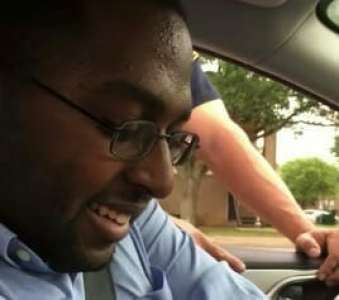 Un homme est arrêté par un policier parce qu’il conduit avec son enfant sans siège-auto : il est choqué en voyant ce que sa femme tient entre les mains