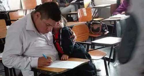 Un père prend part aux examens avec son fils dans les bras – maintenant, cette image fait fondre le cœur des gens partout dans le monde