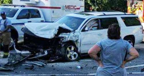 Une mère fait un violent accident de voiture avec 4 enfants dans la voiture – puis sa fille de 6 ans la fait hurler