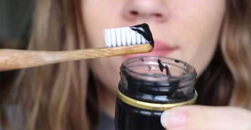 Astuce : Brossez-vous les dents avec du charbon actif pour qu’elles blanchissent