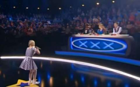 Une petite fille blonde monte sur scène pour Ukraine’s Got Talent – il se passe quelque chose de tellement inattendu que les juges sont ébahis