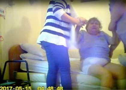 3 sœurs soupçonnent une maison de retraite de maltraiter leur maman – une caméra cachée capture un extrait choquant