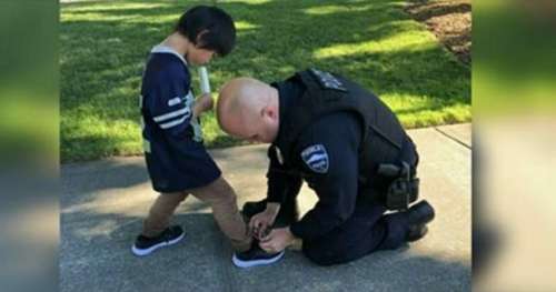 Ce policier achète des chaussures au garçon après l’avoir vu porter des chaussettes ensanglantées