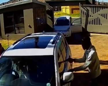 Un gang armé entoure la voiture de cette famille – le geste inattendu de la mère les fait fuir