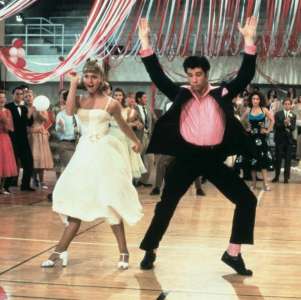 John Travolta se pointe pour exécuter les mouvements emblématiques dont nous nous souvenons tous – 40 ans après le légendaire film Grease