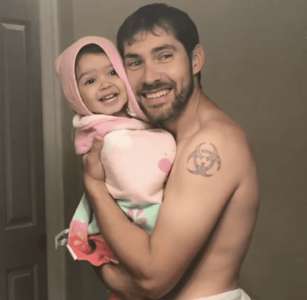 Vidéo du père et de la petite fille qui chantent après l’heure du bain  » casse l’internet « 