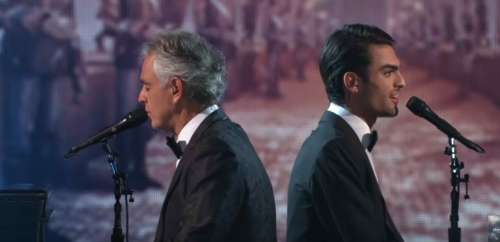Andrea Bocelli et son beau fils chantent en duo, sur une chanson qui laissera leurs fans en extase