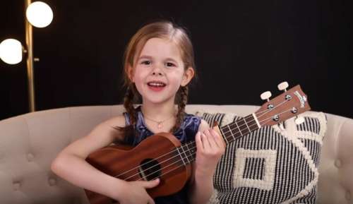 Une fillette de 6 ans chante le classique d’Elvis en jouant au ukulélé – regardez la performance qui est devenue virale