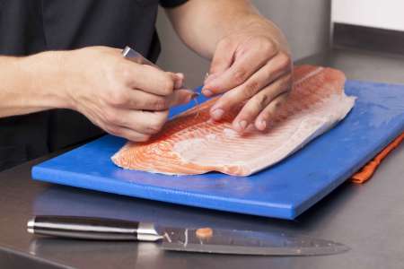 7 conseils pratiques pour se débarrasser d’une arête de poisson qui est coincée dans votre gorge