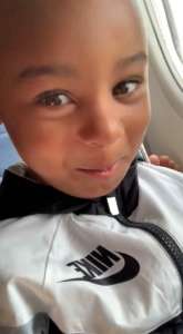 Un adorable gamin de 4 ans se plaint auprès d’un passager d’avion qui a mis ses « pieds puants » sur son accoudoir