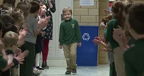 Un garçon de 6 ans reçoit une ovation de ses camarades de classe après avoir vaincu un cancer