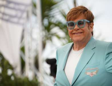 Elton John annonce un fonds d’un million de dollars pour soutenir les personnes vulnérables pendant la crise COVID-19