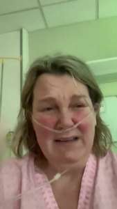 Une patiente atteinte de COVID-19 pleure depuis son lit d’hôpital alors qu’elle lutte pour respirer