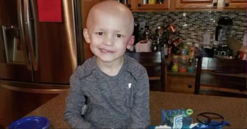 Un enfant de 5 ans atteint d’un cancer en phase terminale écrit sa propre nécrologie pour que ses parents la trouvent