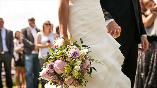 Un couple se marie organisant un mariage illégal avec 200 invités – provoquant une nouvelle vague de COVID-19