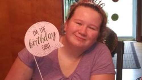 Une jeune fille de 16 ans avec un handicap demande des cartes d’anniversaire alors que personne ne s’est présenté à sa fête