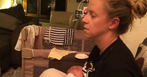 Un mari poste une photo « peu flatteuse » de sa femme s’endormant pendant l’allaitement, suscitant de vives réactions