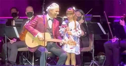 Andrea Bocelli invite sa fille sur scène – La réaction de celle-ci en dit long