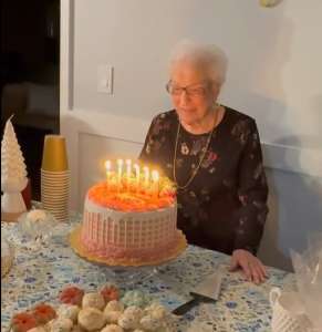 Une adorable mamie fête son 107e anniversaire et révèle un secret important pour vivre aussi longtemps