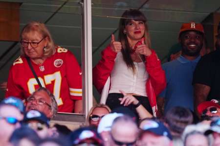 Taylor Swift devient dingue au match des Chiefs de Kansas City et sort à 100% avec Travis Kelce
