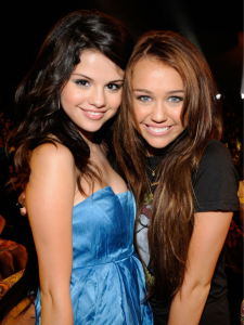 Pourquoi les célibataires en duel de Miley Cyrus et Selena Gomez font flipper les fans