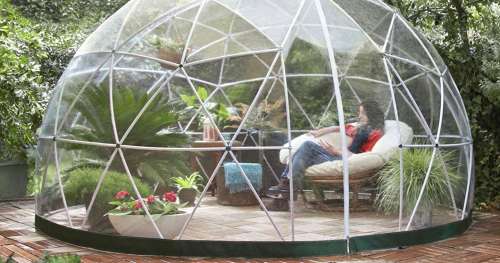 Profitez de votre jardin en toutes saisons grâce à cette bulle qui vous protège des intempéries