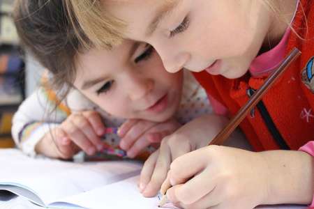L’utilisation des écrans perturbe l’apprentissage de l’écriture de nos enfants