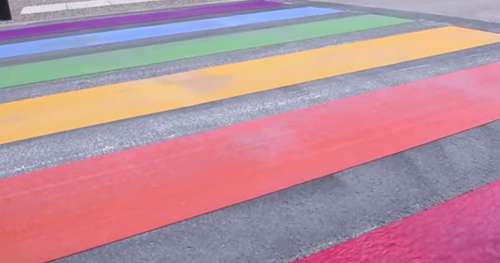 Pour lutter contre l’homophobie, Périgueux donne les couleurs de l’arc-en-ciel à un passage piéton
