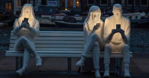 Cette sculpture illustre brillamment la mort des relations sociales