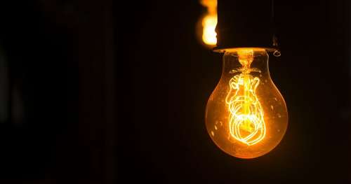 L’invention de l’ampoule électrique, la source de lumière qui a révolutionné le XIXe siècle