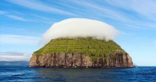 Cette petite île et son nuage semblent sortis d’un rêve