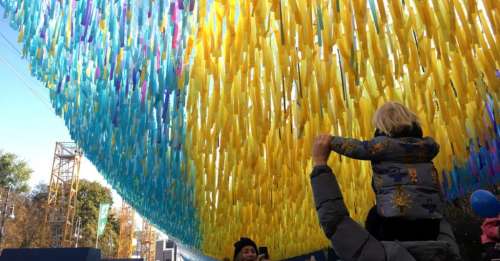 Pour célébrer les 30 ans de la chute du mur, 30 000 messages de paix flottent dans le ciel de Berlin