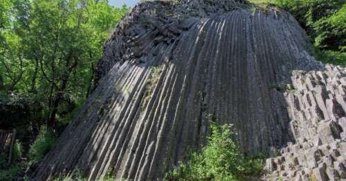 Forgée avec de la lave par la nature, découvrez l’étonnante cascade de pierre de Somoska