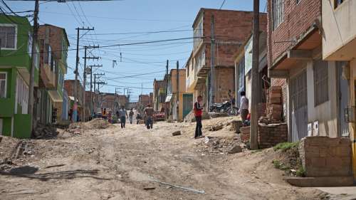 Les Colombiens des quartiers pauvres meurent de faim et protestent au moyen de chiffons rouges