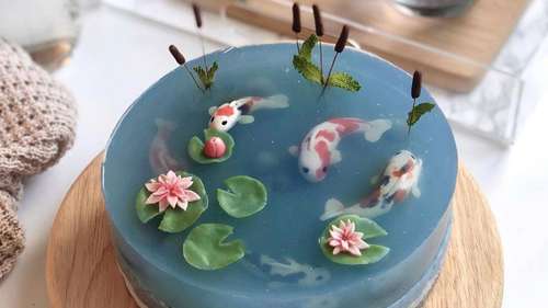 Ce dessert représentant des carpes koï dans un bassin est une véritable oeuvre d’art
