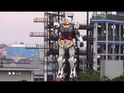 Le robot Gundam de 18 mètres de haut fait ses premiers pas au Japon