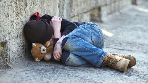 Plus de 1400 enfants pauvres ont dormi dehors à la veille de la rentrée scolaire en France