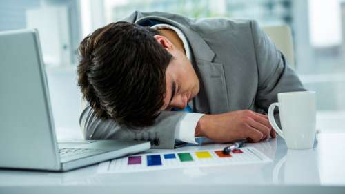 Le saviez-vous ? Au Japon, il est toléré de dormir au travail, ça signifie que vous travaillez dur