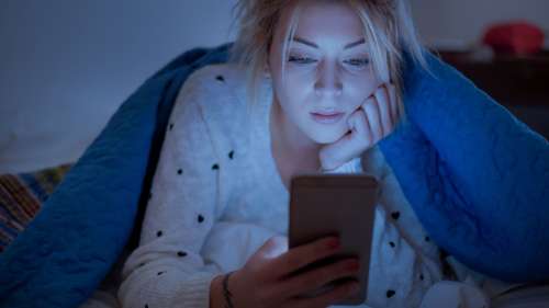 Les adolescents sont de plus en plus inactifs et accros aux écrans alerte l’Anses
