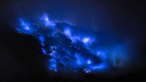 Le saviez-vous ? Un volcan en Indonésie crache de la lave bleue