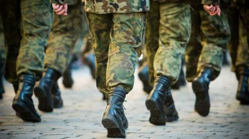 Jean-Luc Mélenchon milite pour le retour du service militaire obligatoire