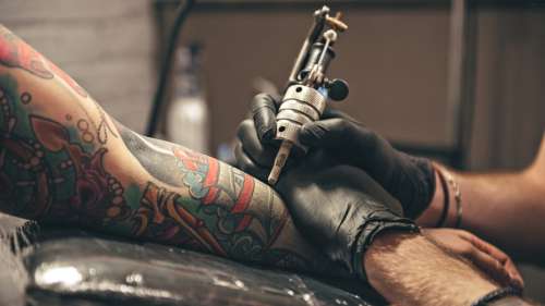 75 % des encres de tatouage contiennent des substances nocives, alerte l’UFC-Que choisir