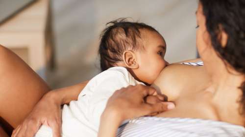 Mère giflée à Bordeaux : en soutien, des femmes partagent des photos d’elles en train d’allaiter