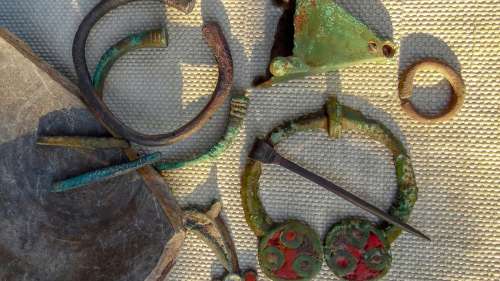 Un étonnant ensemble de bijoux de l’âge du bronze découvert par un randonneur en Suède