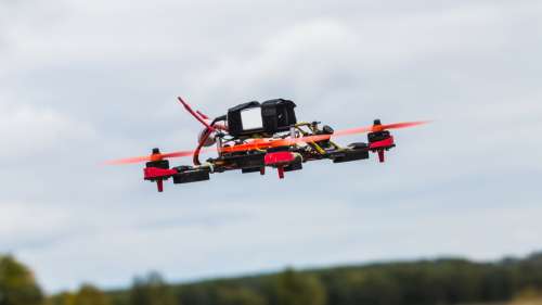 Un drone de course autonome remporte une victoire historique contre des pilotes humains