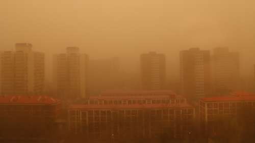 Une tempête de sable géante de 100 mètres de haut engloutit une ville en Chine